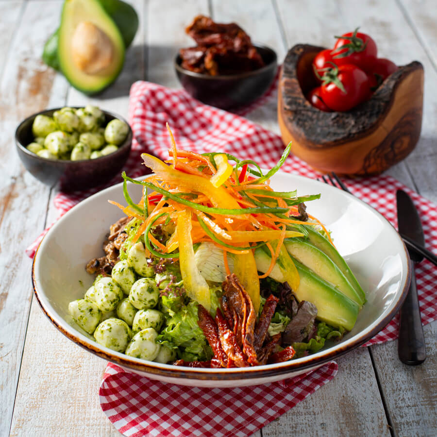 Avokado mozzarella salatası